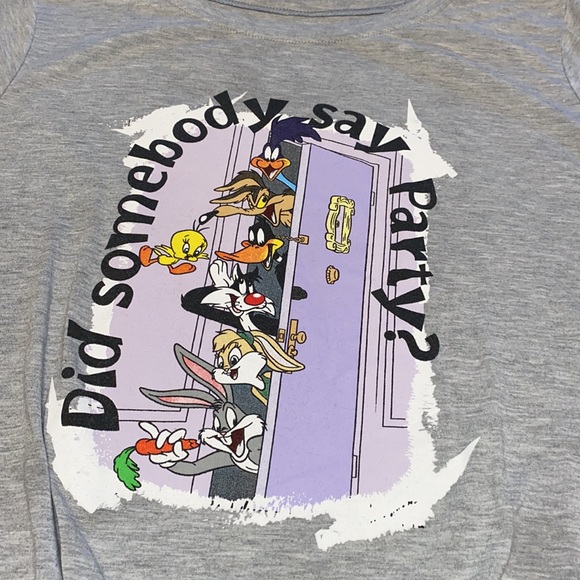 3/$30 Looney Tunes Top - Picture 5 of 7